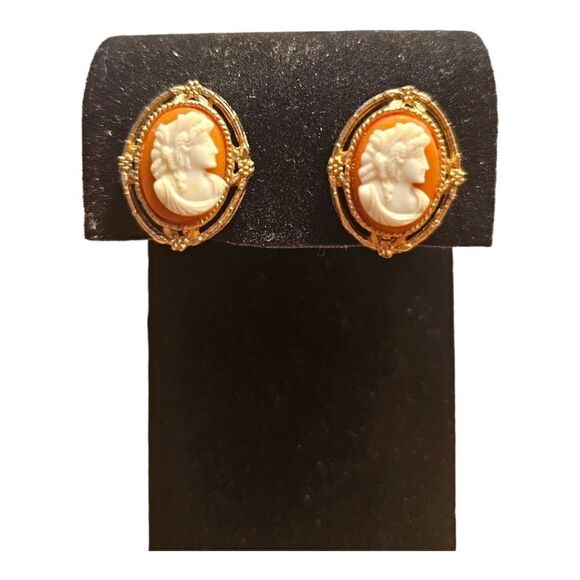 Vintage Cameo Screwback Earrings - Picture 7 of 10